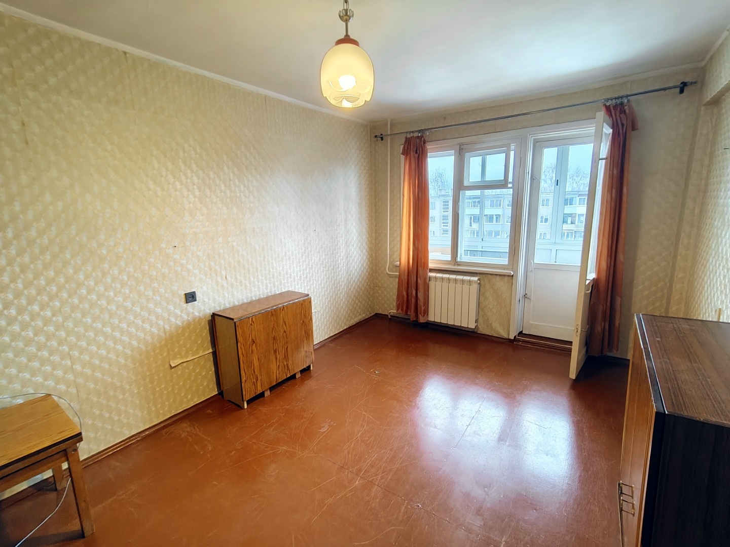 Продаётся 2-комнатная квартира на Ключевой, ул. Нойбранденбургская, 14А.

Уютное жильё с потенциалом для вашего дизайна.

>> Параметры
- Общая площадь - 48,5 кв.м (жилая - 31,3 кв.м), 4/5 этаж. Довольно большая квартира.
- Раздельные комнаты 17,2 м² и 14,1 м² на разные стороны дома: одна выходит на 
