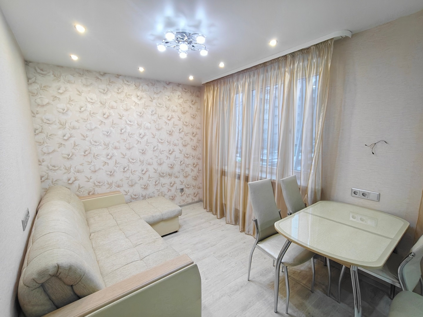 Предлагаем готовую 2-комнатную квартиру с европланировкой в современном панельном доме (2013 г.п.) с полной отделкой на Перевалке. В комплекте техника и мебель.

Что вас ждет внутри:
- Рационально и современно - помещение преобразовано в две функциональные зоны: изолированную спальню и большую кухню