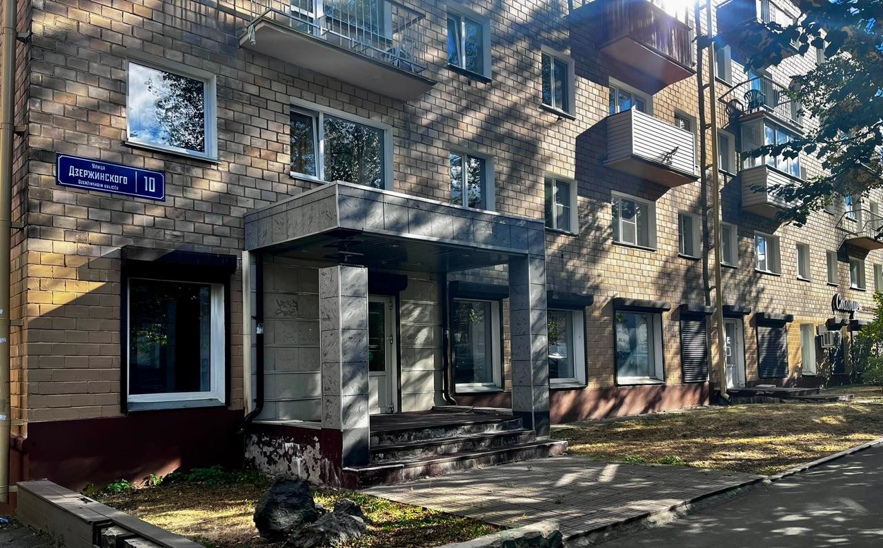 Отличная возможность начать дело в лучшем месте Петрозаводска без лишних хлопот. Это помещение почти полностью подготовлено для работы и ждёт нового владельца. Здесь вы можете открыть магазин или разместить представительный офис. Ваши вложения будут оправданы высоким потенциалом локации и готовность