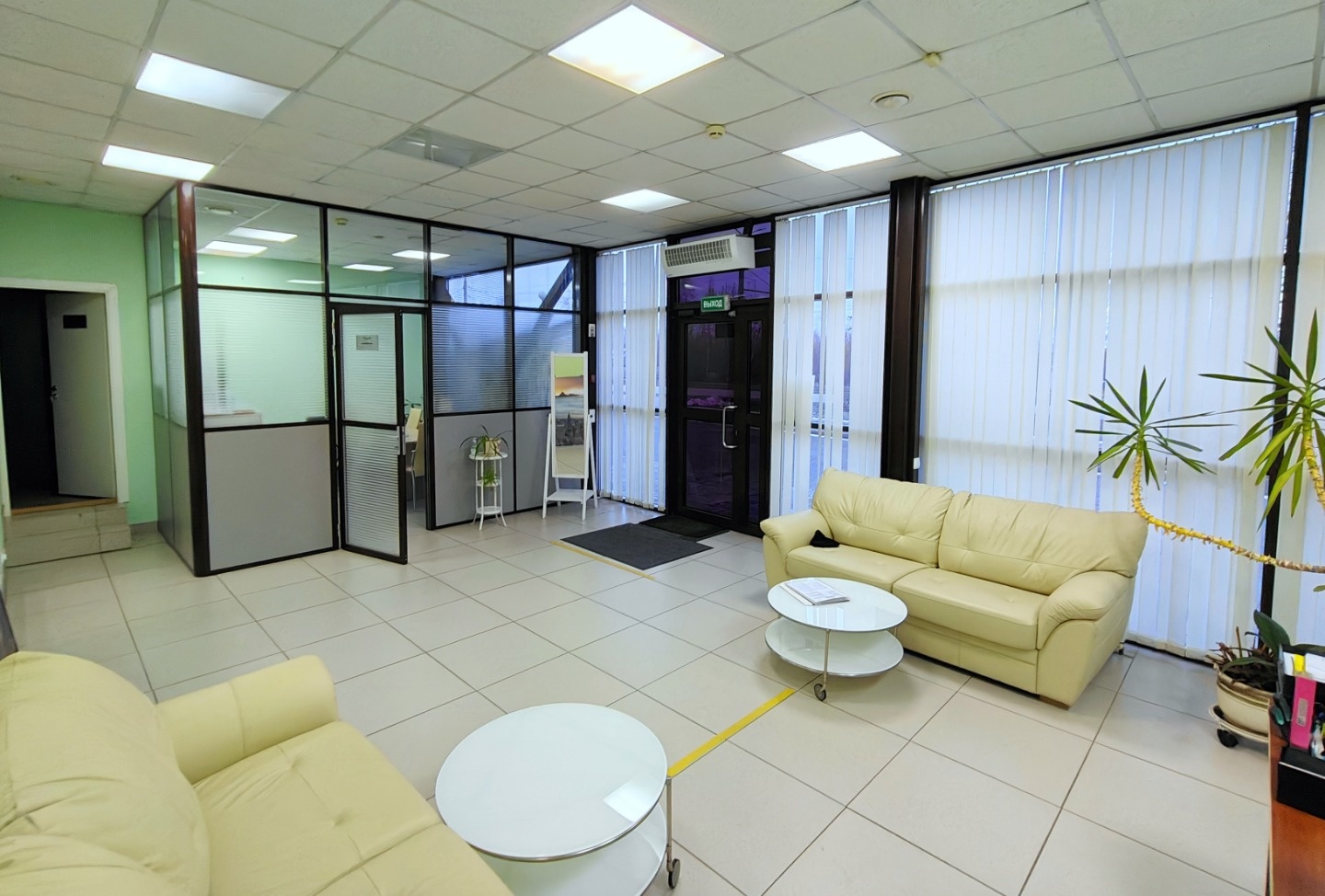 Предлагаем помещение 174,2 кв.м с ремонтом на 1 этаже нового (2010 год постройки) жилого дома. Вид на озеро из окон. Одновременно продается смежное техническое помещение 7,8 кв.м.

ЧТО ИМЕЕТСЯ?
- Готовый бизнес-класс: Качественный ремонт, офисная планировка (2 зала + 5 кабинетов). Заезжай и работай!