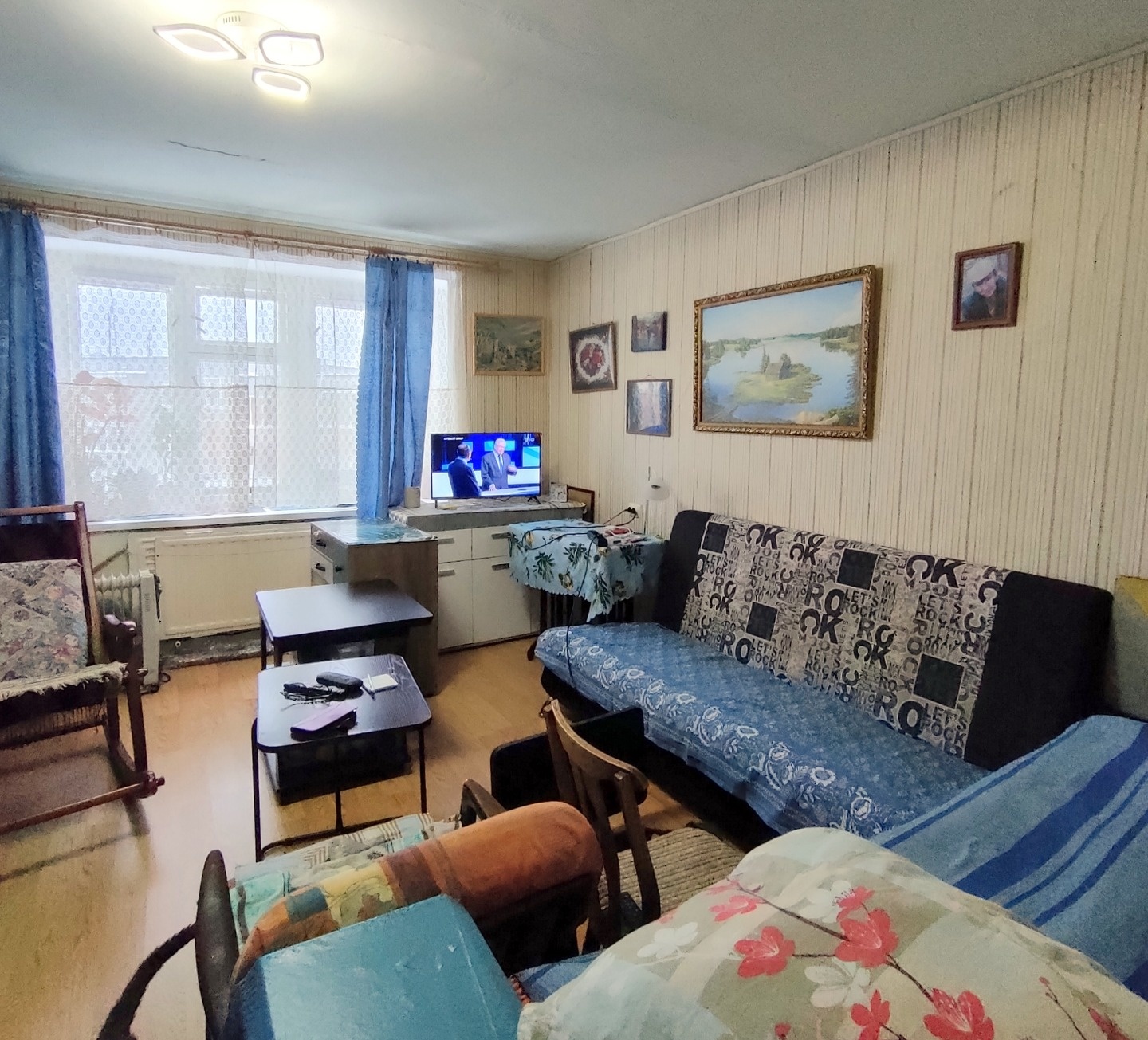 Предлагаем 1-комнатную квартиру с большой кухней в кирпичном доме на Ключевой.

О квартире:
- Окна выходят во двор, западная сторона (солнце во второй половине дня).
- Имеется небольшая лоджия (не застеклена).
- Большая кухня: 9 квадратных метров.
- Состояние: да, квартира чистая, но желательно сдел