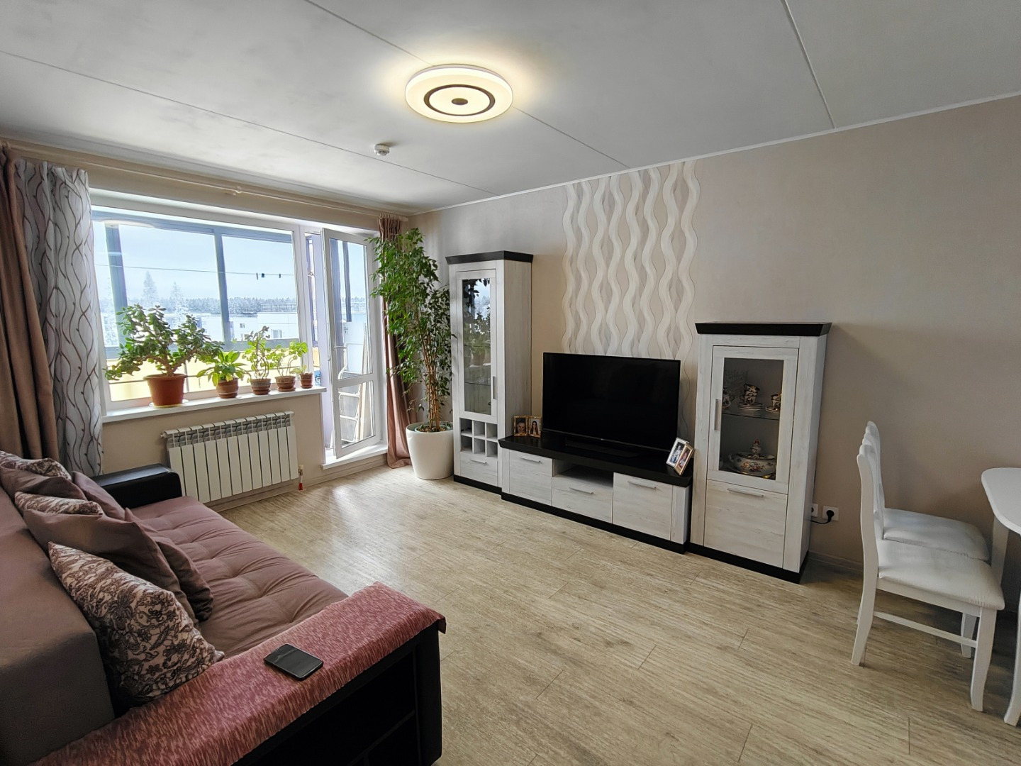 Предлагаем светлую 2-комнатную квартиру с европланировкой в одном из самых зеленых районов города: Древлянка-8, ул. Чистая, 12.

Дом сдан в 2019 году, поэтому вам не придется сталкиваться с проблемами старого жилого фонда.

Параметры:
- общая площадь 42,1 м², жилая 27,7 м², кухня-ниша 5,5 м²;
- этаж