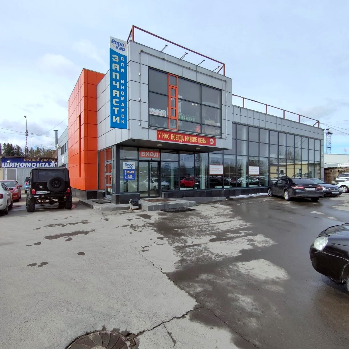 Предлагается к продаже или долгосрочной аренде здание свободного назначения ~1100 кв.м на Комсомольском пр. в Петрозаводске. Готовый арендный бизнес.

Адрес: Курганский проезд, дом 4.

Вашему вниманию предлагается уникальный объект коммерческой недвижимости в Петрозаводске, идеально подходящий как д
