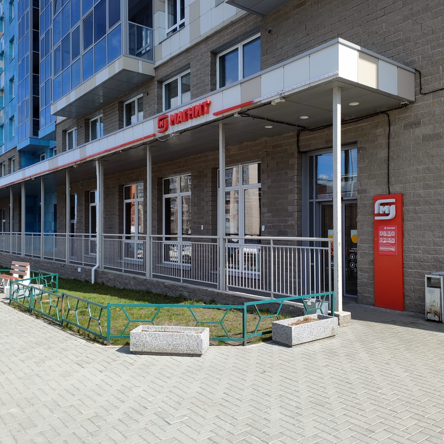 Продается торговое помещение площадью 607,6 кв.м в ЖК «Карельский» по адресу: ул. Лыжная д. 13. Расположено на 1 этаже монолитного 25 этажного жилого дома 2022 года постройки.

Высота помещений - 4,25 м в торговом зале, 6 м в зоне погрузки-выгрузки товаров (отдельный въезд для грузовых автомобилей).