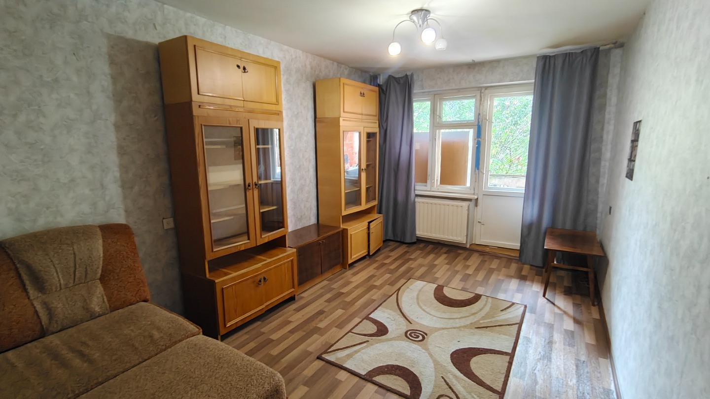 Продается 1-комнатная квартира на Перевалке (справа от улицы Чапаева). Район тихий, но всё необходимое в пешей доступности.
Квартира улучшенной планировки, дом 75-й серии, 1984 года постройки. Первый этаж: удобно, если с детьми, пожилыми или просто не любите ждать лифт. Окна выходят на запад, так чт